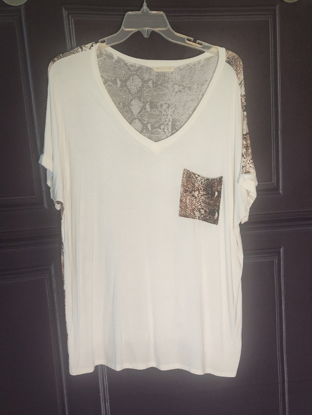Cream V-Neck Short Sleeve Tee with Snake-Print Pocket